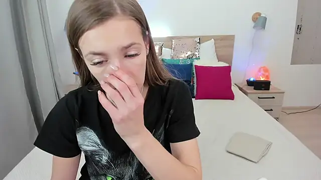 KateRedgar online show from February 5, 2026, 4:47 pm