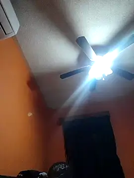 miicheele32 online show from March 19, 2025, 8:01 am