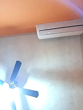 miicheele32 online show from December 2, 2025, 8:38 am