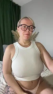 Snapshot of Charming_Daphny chatting on June 4, 2026, 6:29 am Charming Daphny online show from June 4, 2026, 6:29 am