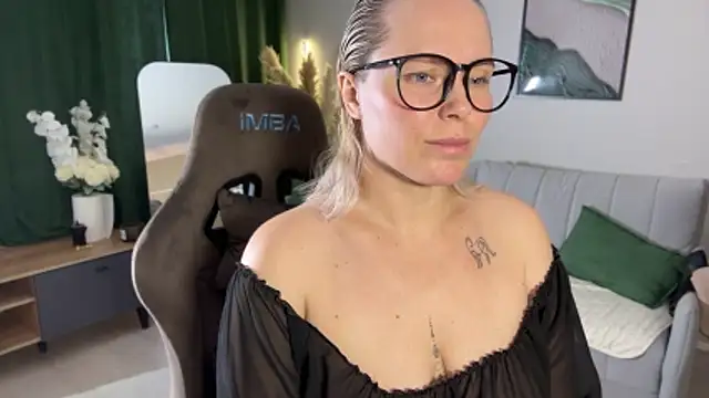 Snapshot of Charming_Daphny chatting on June 10, 2026, 6:47 am Charming Daphny online show from June 10, 2026, 6:47 am
