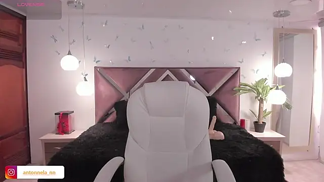  Antonnela  online show from November 15, 2025, 2:10 pm