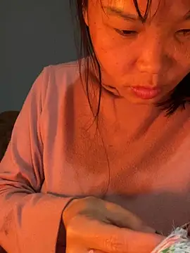 Laura8910 online show from December 6, 2024, 12:55 pm