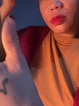 Laura8910 online show from December 13, 2024, 1:01 pm