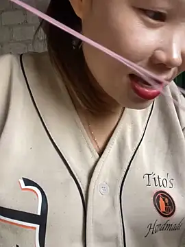 Laura8910 online show from March 5, 2025, 5:50 am