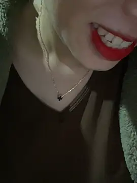 Laura8910 online show from March 21, 2025, 12:50 pm