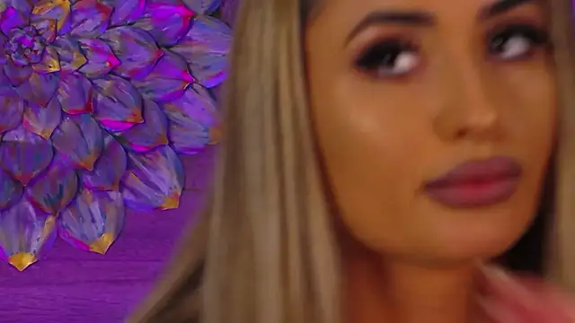 Snapshot of LoraDevine chatting on February 19, 2026, 8:28 pm LoraDevine online show from February 19, 2026, 8:28 pm