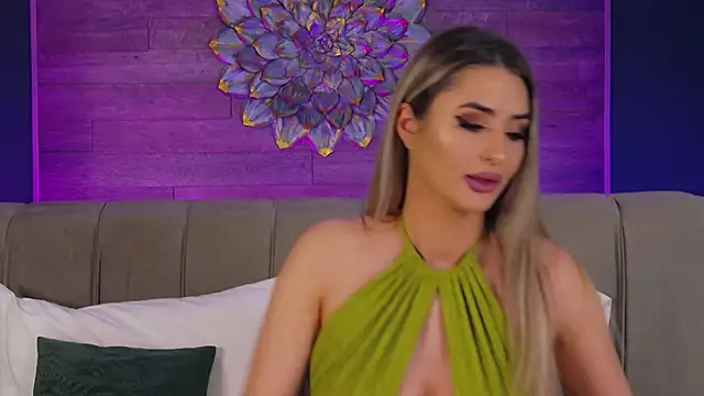 Snapshot of LoraDevine chatting on January 9, 2026, 8:05 pm LoraDevine online show from January 9, 2026, 8:05 pm