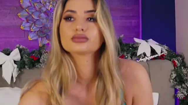 Snapshot of LoraDevine chatting on December 15, 2025, 8:36 pm LoraDevine online show from December 15, 2025, 8:36 pm