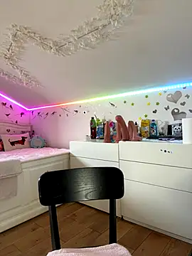 Snapshot of SelenaBee chatting on September 10, 2025, 7:40 am SelenaBee online show from September 10, 2025, 7:40 am