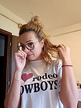 Snapshot of Selenna_emma chatting on October 16, 2025, 2:03 pm Selenna emma online show from October 16, 2025, 2:03 pm