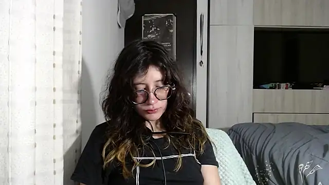 mariana124- online show from September 18, 2025, 1:30 am