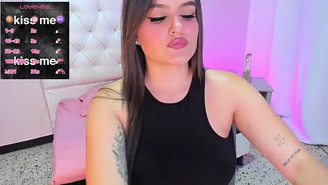 ellarosee  online show from February 18, 2025, 7:52 pm