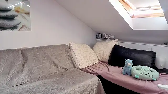 MiaRouge online show from November 4, 2025, 8:40 am