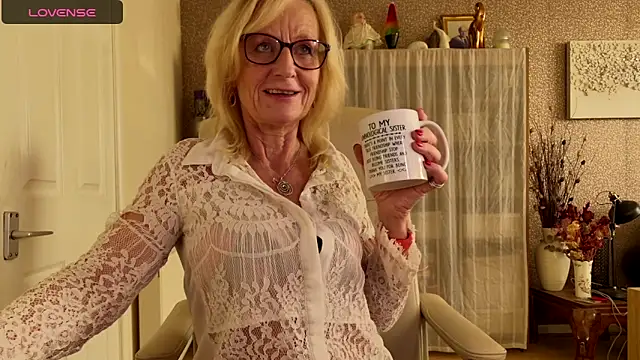 Snapshot of TopazCamgirl chatting on November 17, 2025, 2:43 pm TopazCamgirl online show from November 17, 2025, 2:43 pm