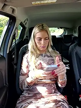 Snapshot of Lydie_off chatting on September 17, 2025, 1:24 pm Lydie off online show from September 17, 2025, 1:24 pm