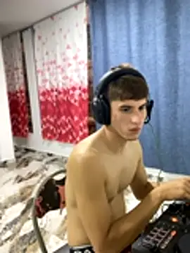 Snapshot of oliver_Lz chatting on November 28, 2025, 10:54 pm oliver Lz online show from November 28, 2025, 10:54 pm