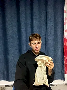 Snapshot of oliver_Lz chatting on October 21, 2025, 5:29 am oliver Lz online show from October 21, 2025, 5:29 am