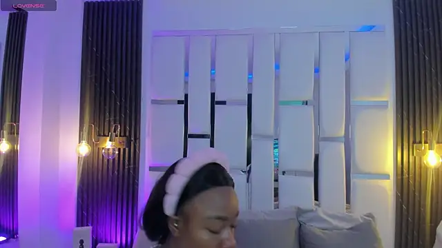 mia schwarz online show from December 2, 2025, 11:28 pm