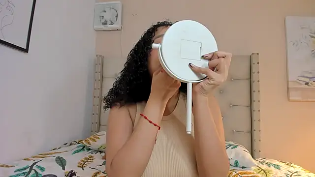 vanesasexyhot21 online show from April 1, 2026, 2:13 am