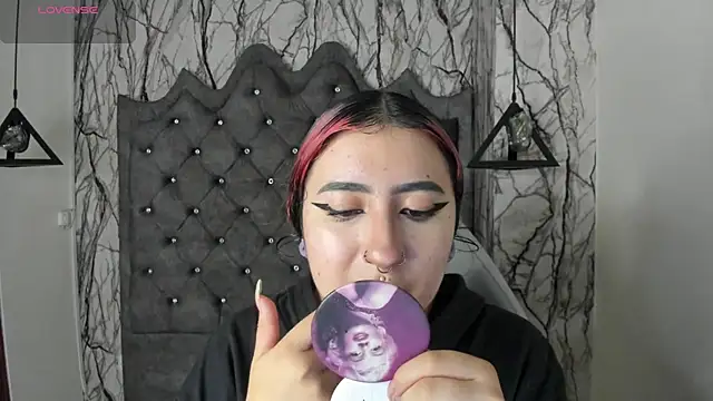 Snapshot of larissa01_ chatting on February 25, 2025, 3:20 am larissa01 online show from February 25, 2025, 3:20 am