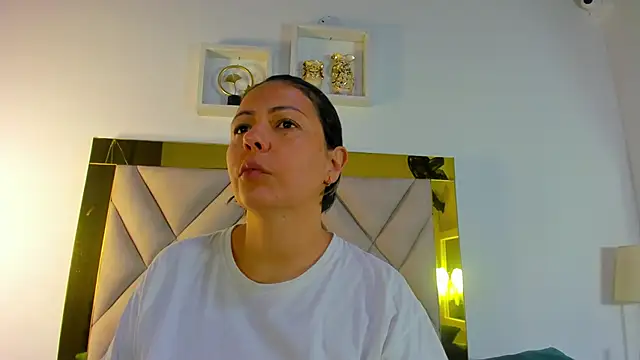 Snapshot of ariana-martins chatting on November 6, 2025, 3:21 am ariana-martins online show from November 6, 2025, 3:21 am