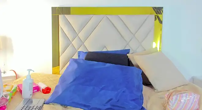 Snapshot of ariana-martins chatting on October 19, 2025, 4:04 am ariana-martins online show from October 19, 2025, 4:04 am