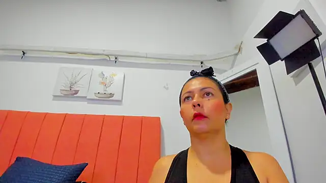 Snapshot of ariana-martins chatting on December 17, 2025, 3:11 am ariana-martins online show from December 17, 2025, 3:11 am