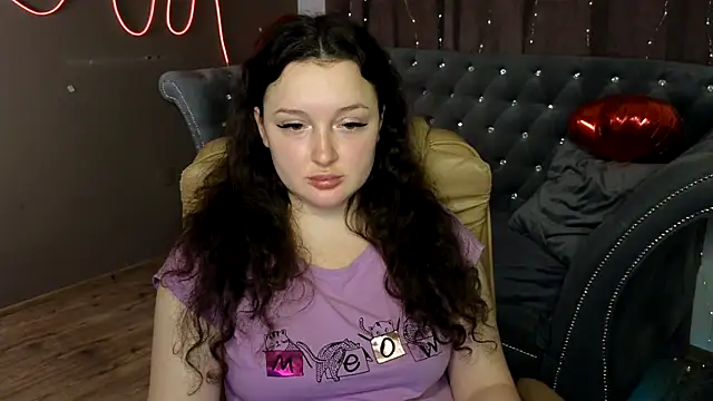 Snapshot of GloriNichols chatting on March 17, 2025, 2:12 pm GloriNichols online show from March 17, 2025, 2:12 pm