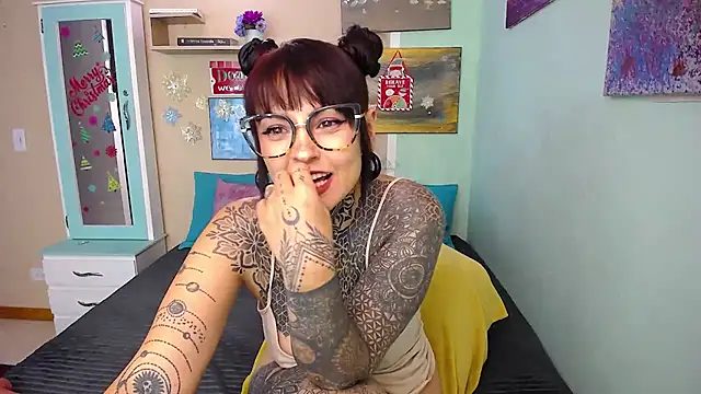 Snapshot of LolaRouse chatting on December 9, 2024, 7:07 pm LolaRouse online show from December 9, 2024, 7:07 pm