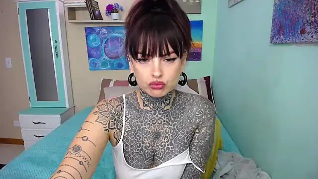 Snapshot of LolaRouse chatting on January 7, 2025, 3:24 am LolaRouse online show from January 7, 2025, 3:24 am