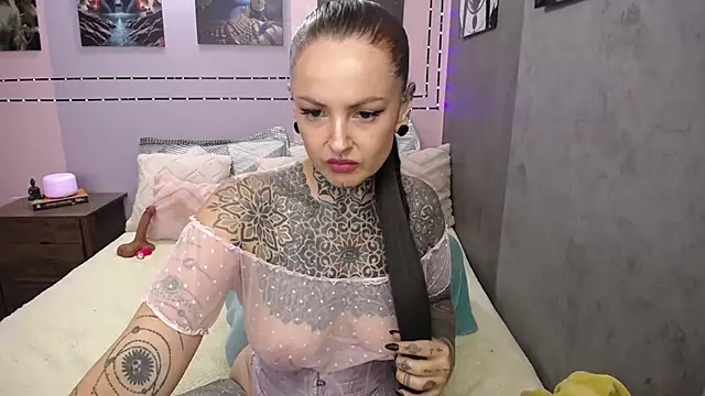 LolaRouse online show from April 10, 2026, 7:32 pm