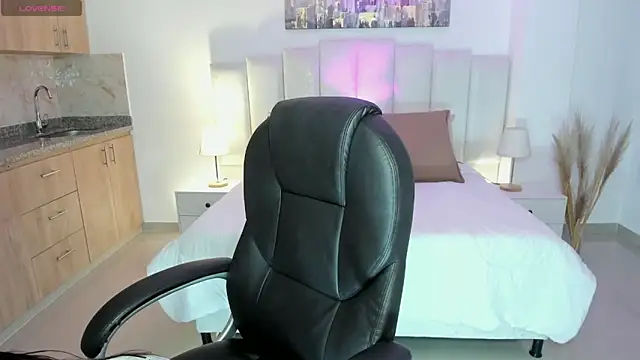 amelie jhons online show from October 22, 2025, 7:13 pm