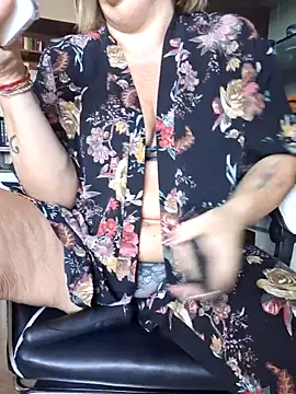 Snapshot of Mara-24 chatting on November 11, 2025, 10:32 am Mara-24 online show from November 11, 2025, 10:32 am