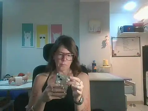 Snapshot of Calentandote chatting on October 13, 2025, 7:43 am Calentandote online show from October 13, 2025, 7:43 am