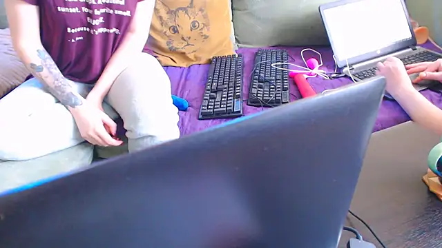 Caroline1995 online show from March 20, 2025, 12:00 pm