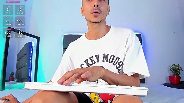 Snapshot of steven_hott8 chatting on February 27, 2025, 4:32 pm steven hott8 online show from February 27, 2025, 4:32 pm