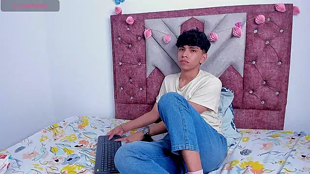 Snapshot of Santy_carrington chatting on March 12, 2025, 12:53 am Santy carrington online show from March 12, 2025, 12:53 am