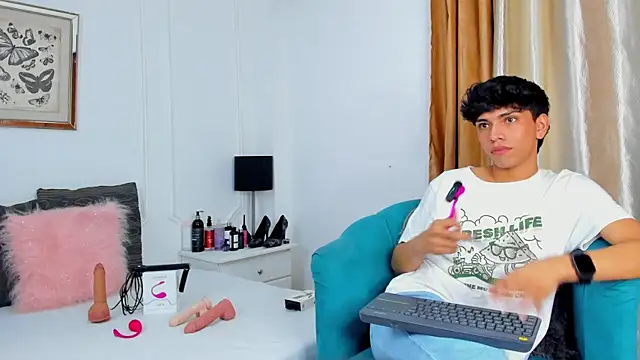 Snapshot of Santy_carrington chatting on January 18, 2025, 12:02 am Santy carrington online show from January 18, 2025, 12:02 am