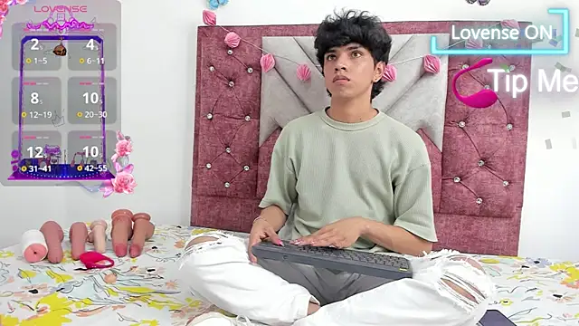 Snapshot of Santy_carrington chatting on March 3, 2025, 8:21 pm Santy carrington online show from March 3, 2025, 8:21 pm