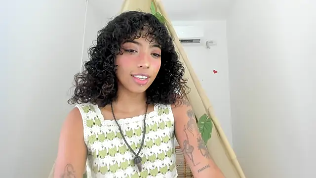 Snapshot of Ariella_Ruiz chatting on December 2, 2025, 12:07 pm Ariella Ruiz online show from December 2, 2025, 12:07 pm