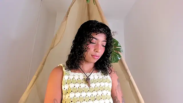 Snapshot of Ariella_Ruiz chatting on November 7, 2025, 11:59 am Ariella Ruiz online show from November 7, 2025, 11:59 am