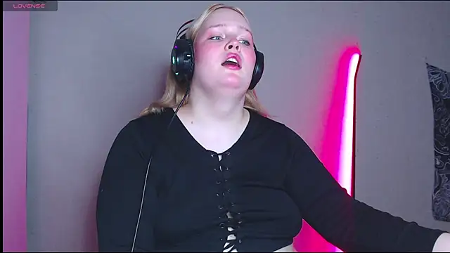 rozzhaos8 online show from November 7, 2025, 8:57 pm