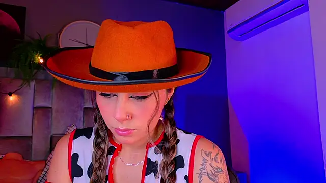 Snapshot of AmbarHills_1 chatting on October 24, 2025, 12:26 pm AmbarHills 1 online show from October 24, 2025, 12:26 pm