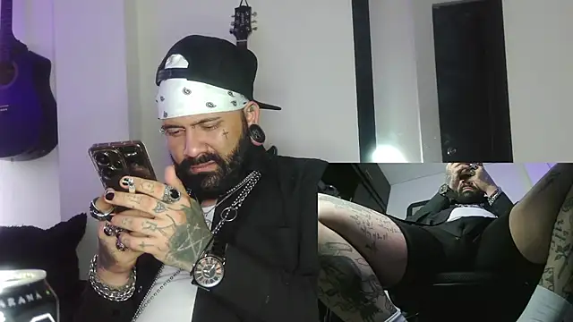 darkclothes online show from December 25, 2024, 7:34 pm