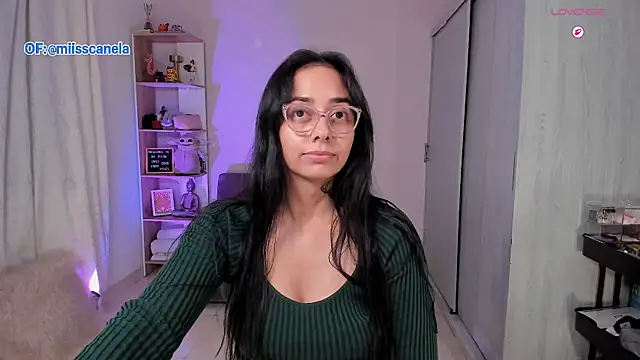 Aleja24Evans online show from December 2, 2025, 1:17 am