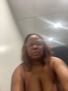 Snapshot of Nomthie chatting on November 9, 2025, 8:35 pm Nomthie online show from November 9, 2025, 8:35 pm