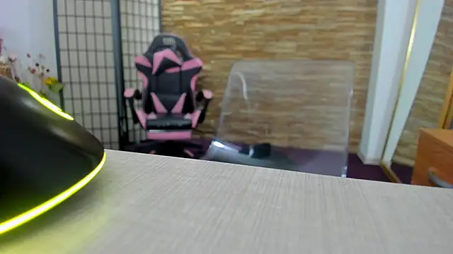 AishaRouhi online show from December 3, 2025, 6:14 am