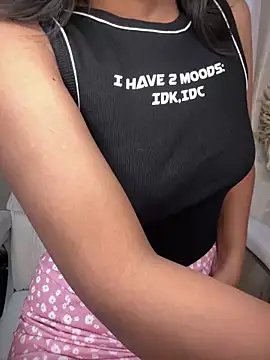 LeisyXO online show from February 9, 2025, 8:02 pm