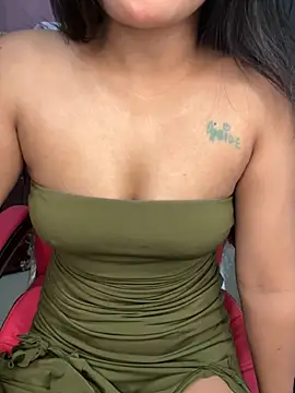 LeisyXO online show from November 4, 2025, 7:06 pm